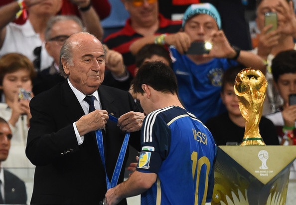 Ai sẽ lên ngôi tại đêm Gala trao giải Quả bóng vàng FIFA? - 4 Messi không giấu được vẻ cay đắng khi Argentina thua Đức ở chung kết World Cup 2014