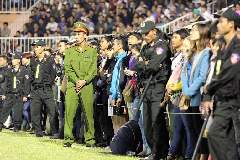 VFF, VPF nói gì sau sự cố “vỡ sân” Pleiku? - 1 Sân Pleiku quá tải ở trận đấu với Khánh Hòa - Ảnh: Trọng Vũ