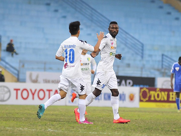 Tiền đạo Samson nén nỗi đau mất con trong ngày lập hattrick - 1 Samson nén nỗi đau mất con để ra sân thi đấu cho Hà Nội T&T