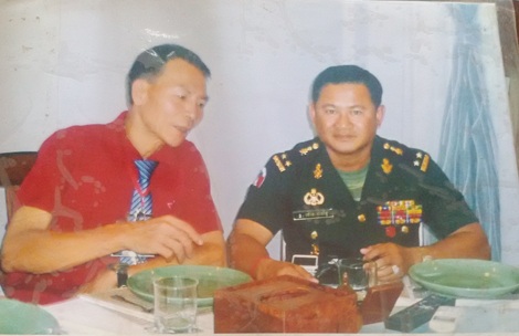 "Vua diệt chuột" và sáng kiến độc nhất vô nhị - 2 Ông Thiều chụp ảnh cùng Thứ trưởng Bộ Quốc
phòng Campuchia trong chuyến sang Campuchia diệt chuột.