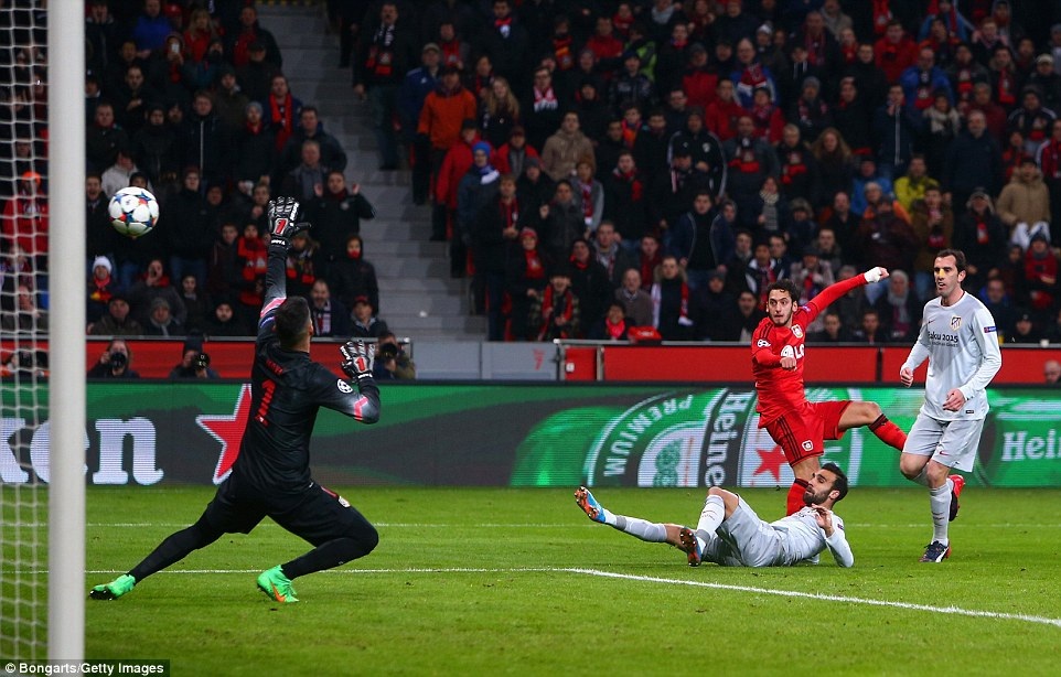 Đêm thất vọng của Torres cùng đồng đội tại Bay Arena - 7 Atletico thua Leverkusen 0-1 với bàn thắng của Calhnoglu ở phút 13