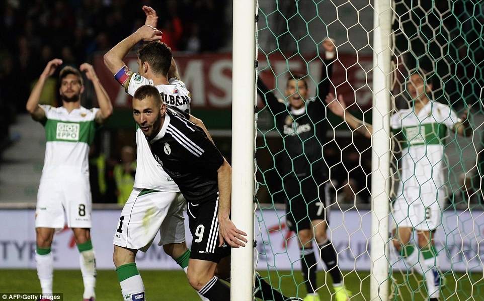 Hạ gục Elche, Real Madrid bỏ xa Barcelona 4 điểm - 1 Benzema và Ronaldo tỏa sáng trong chiến thắng của Real Madrid