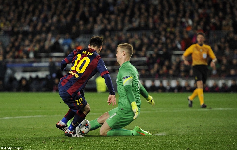 Ngôi sao người Argentina gạt bóng sang phải