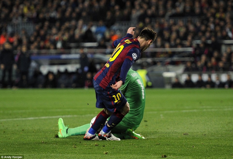 Nhưng Messi không thể vượt qua được Hart