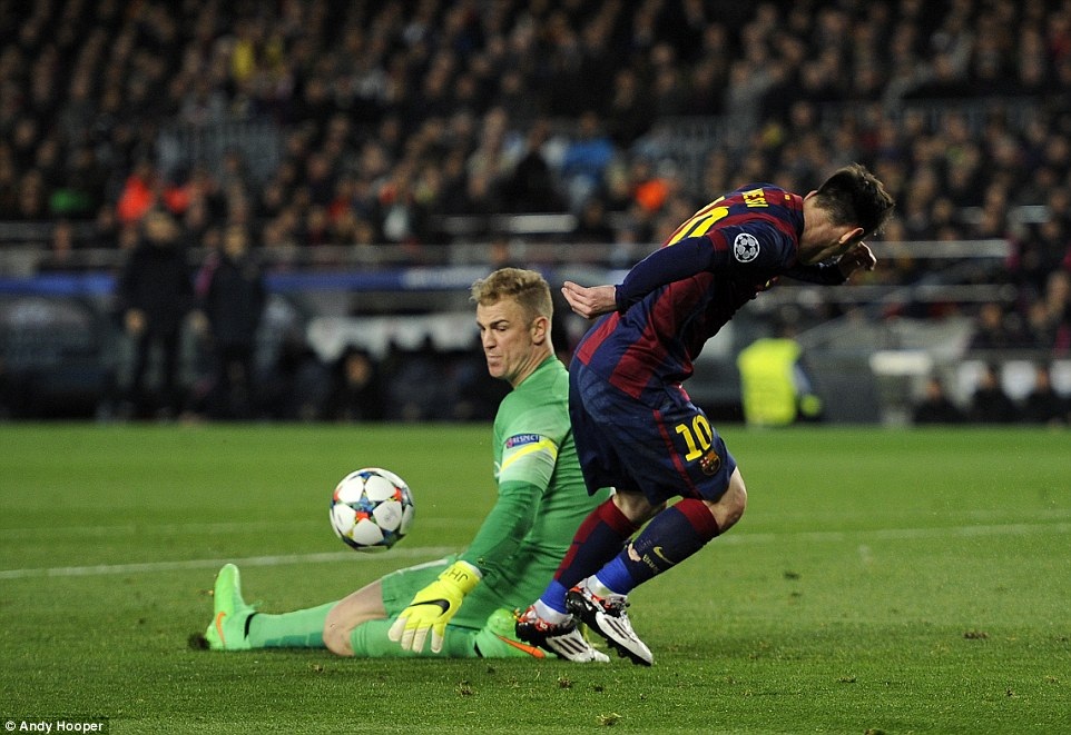 Thủ môn Man City đã cứu cho đội nhà một bàn thua mười mươi