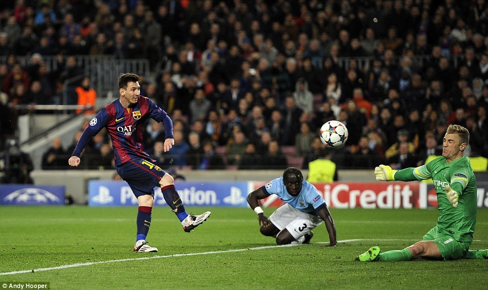 Joe Hart phản xạ tuyệt vời trong tình huống đối mặt Messi ở hiệp 1