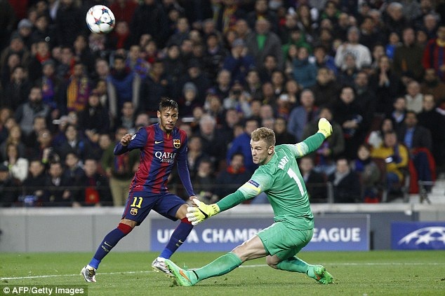 Neymar không thể đánh bại Joe Hart ở phút thứ 6