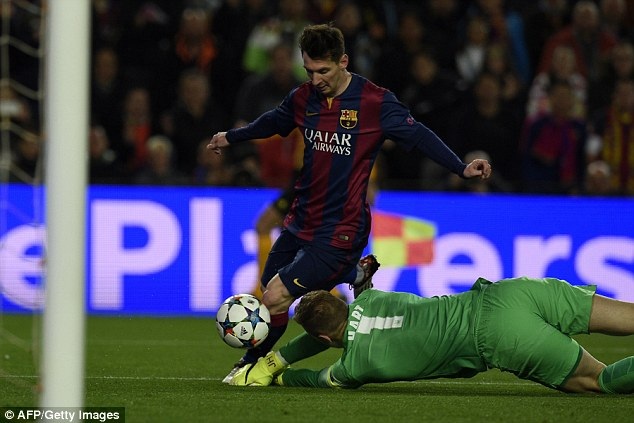 Joe Hart lao ra trung cản tình huống áp sát cầu môn của Messi ở cuối hiệp 1