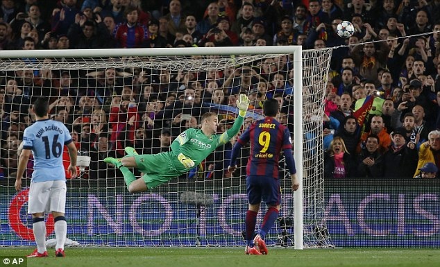Joe Hart bay người cứu thua cú sút phạt của Messi đầu hiệp 2