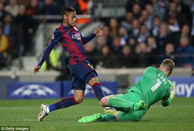 Sự chần chừ của Neymar giúp Joe Hart lao ra ôm bóng ở tình huống cận thành