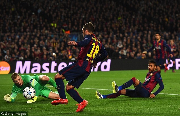 Joe Hart truy cản cú đá cận thành khá căng của Jordi Alba ở phút 56