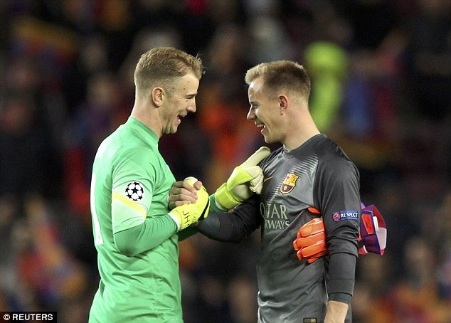 Joe Hart bắt tay cùng người đồng nhiệm Stegan bên phía Barcelona