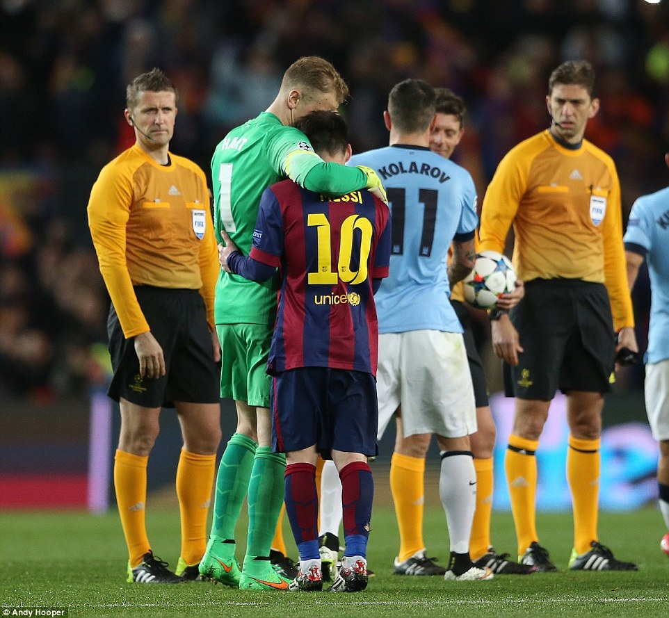 Messi và Joe Hart an ủi nhau sau khi trận đấu kết thúc