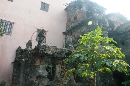 Và mặt sau của căn nhà