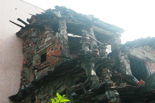 Và mặt sau của căn nhà