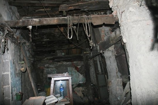 “Ớn lạnh” với căn nhà tự xây của dị nhân Quảng Nam - 7 Bên trong căn nhà ông Hộ
hết sức lộn xộn với những trụ chống dị thường