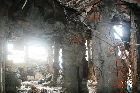 Bên trong căn nhà ông Hộ
hết sức lộn xộn với những trụ chống dị thường