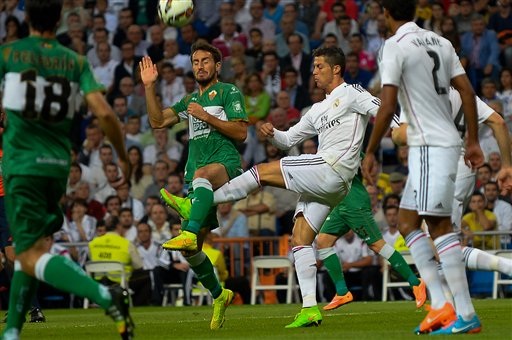 Real Madrid trút “mưa bàn thắng” ở Manuel Martinez Valero? - 2 C.Ronaldo đã ghi đến 4 bàn vào lưới Elche ở lượt đi