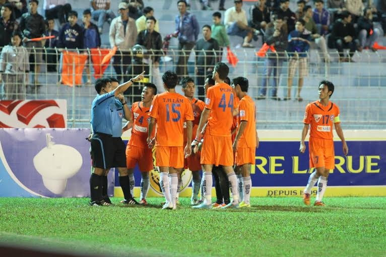 Cầu thủ SHB Đà Nẵng liên tục phản ứng với trọng tài