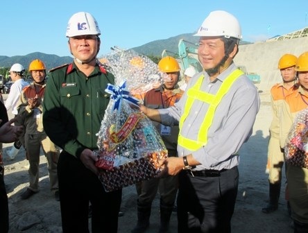 Chuyến thị sát đầu xuân của Bộ trưởng Đinh La Thăng - 2 Bộ trưởng Đinh La Thăng thị sát dự án hầm
đường bộ Đèo Cả.