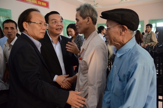 Bộ trưởng Hoàng Tuấn Anh lắng nghe, chia sẻ với các cụ cao niên xã Hương Nha và Xuân Quang