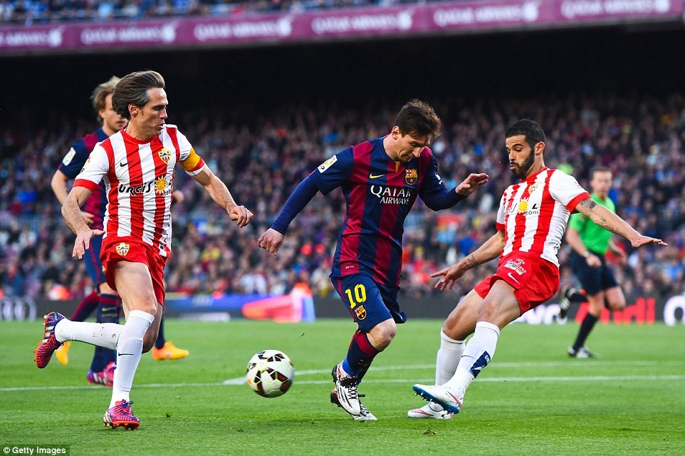 Những khoảnh khắc đẹp ngày cặp đôi Messi-Suarez “hủy diệt” Almeria - 2 Lionel Messi vẫn là đầu tàu trong lối chơi của Barcelona