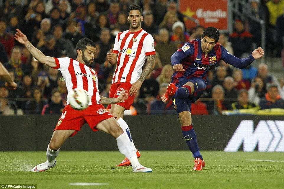 Những khoảnh khắc đẹp ngày cặp đôi Messi-Suarez “hủy diệt” Almeria - 4 Suarez nhân đôi cách biệt ở hiệp 2 với pha khứa lòng đẳng cấp
