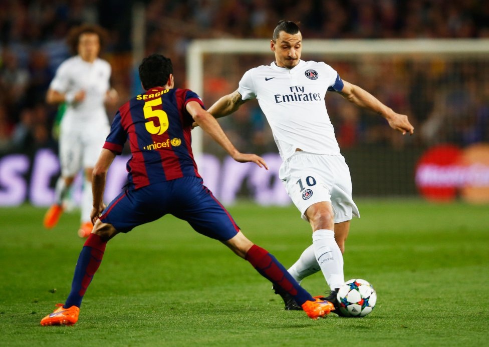 Những khoảnh khắc Neymar nhấn chìm PSG tại Nou Camp - 4 Ibrahimovic không thể hiện được nhiều trước sự kèm cặp của Busquets