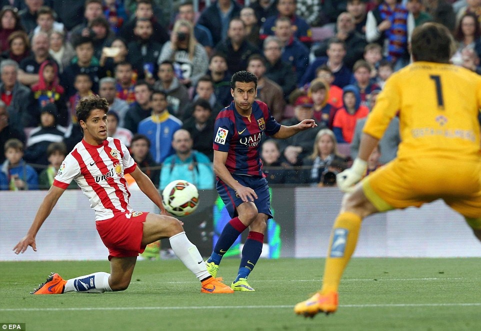 Những khoảnh khắc đẹp ngày cặp đôi Messi-Suarez “hủy diệt” Almeria - 8 Pedro chơi khá hay, khi có đường kiến tạo...
