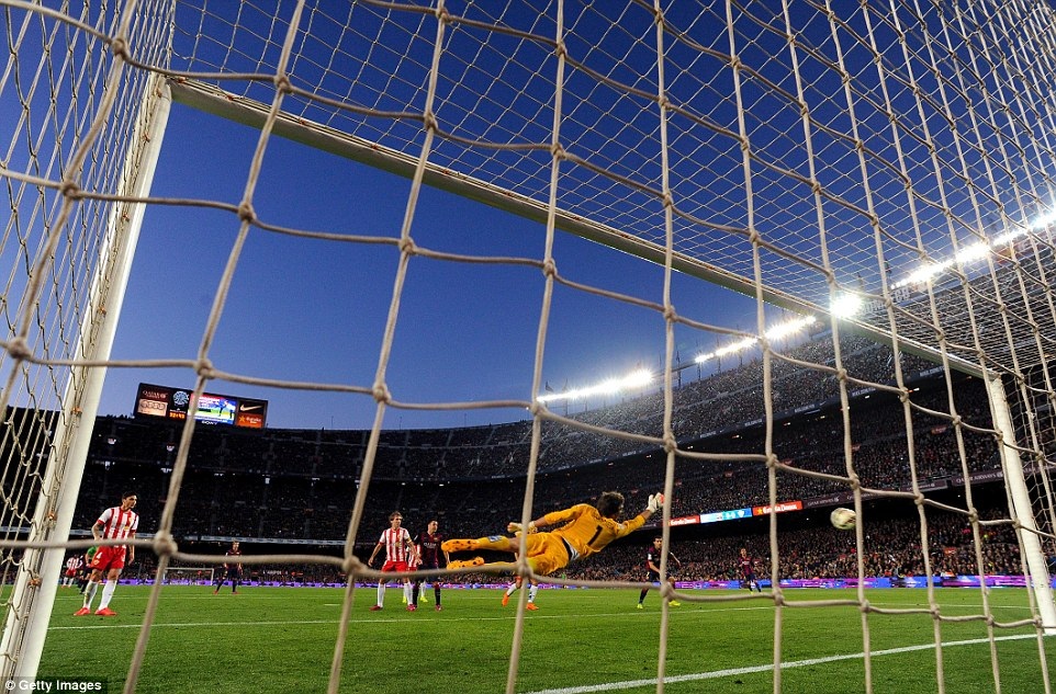 Những khoảnh khắc đẹp ngày cặp đôi Messi-Suarez “hủy diệt” Almeria - 9 ...giúp Suarez ấn định thắng lợi 4-0 cho Barca