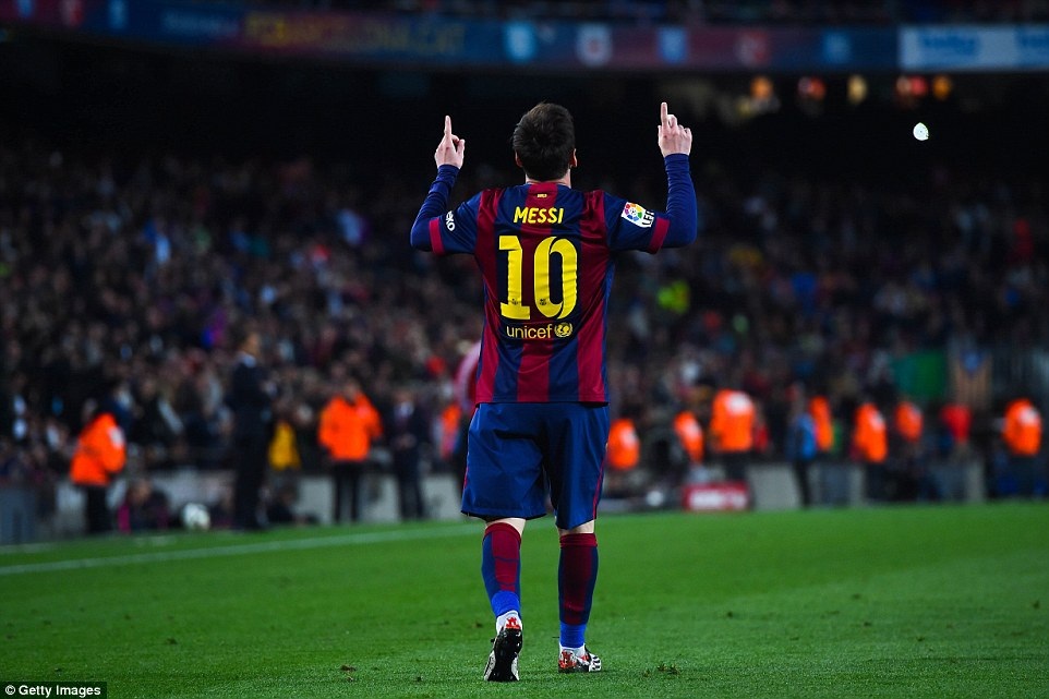 Những khoảnh khắc đẹp ngày cặp đôi Messi-Suarez “hủy diệt” Almeria - 11 Messi đã có 33 bàn ở La Liga, kém C.Ronaldo 4 bàn
