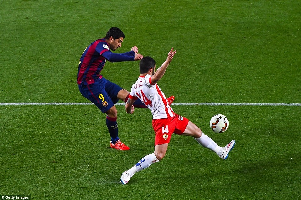 Những khoảnh khắc đẹp ngày cặp đôi Messi-Suarez “hủy diệt” Almeria - 13 Suarez tỏa sáng với một cú đúp vào lưới Almeria