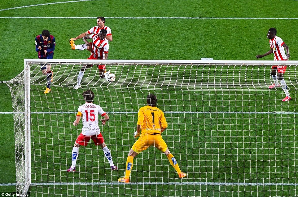 Những khoảnh khắc đẹp ngày cặp đôi Messi-Suarez “hủy diệt” Almeria - 17 Hậu vệ Bartra tỏa sáng với bàn thắng nâng tỷ số lên 3-0