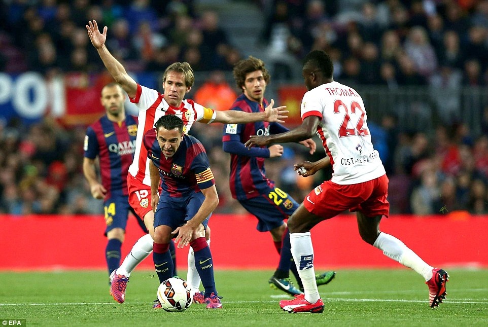 Những khoảnh khắc đẹp ngày cặp đôi Messi-Suarez “hủy diệt” Almeria - 18 Xavi vẫn chơi tốt trong vai trò nhạc trưởng ở giữa sân