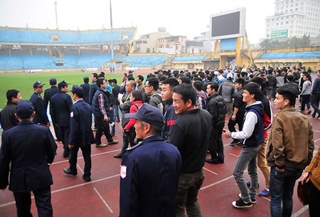 Các CĐV tràn xuống sân sau khi trận đấu kết thúc