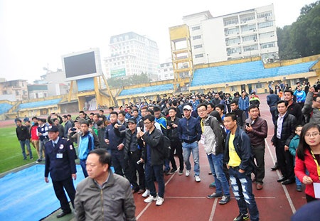 Nhiều người chụp ảnh lưu niệm với thầy trò HLV Miura