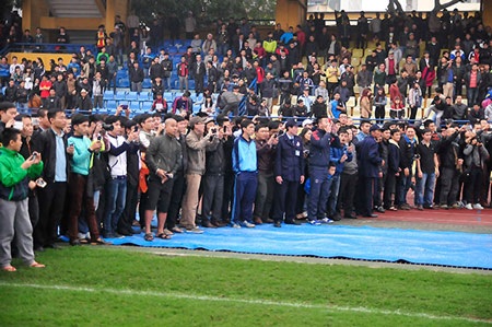 Các tuyển thủ Olympic VN trong vòng vây người hâm mộ