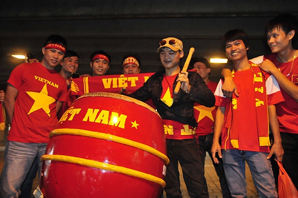 Những CĐV ngồi trên sân mong đợi vào thành công của thầy trò HLV Miura