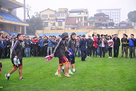 Các tuyển thủ Olympic VN trong vòng vây người hâm mộ