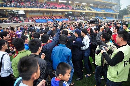 HLV Miura thu hút sự chú ý đặc biệt từ khán giả