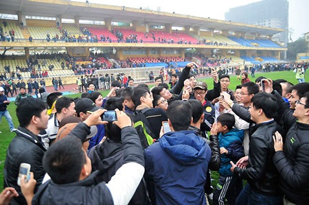 HLV Miura thu hút sự chú ý đặc biệt từ khán giả