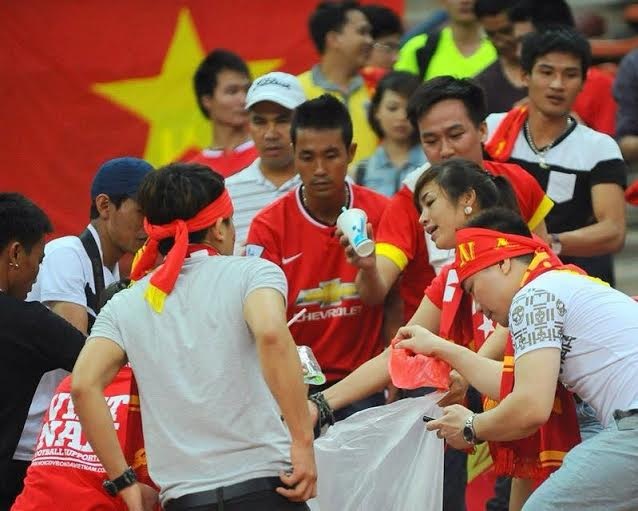 Ấn tượng với hình ảnh dọn rác của CĐV Việt Nam tại Shah Alam - 3 CĐV Việt Nam thua dọn rác khá lịch sự