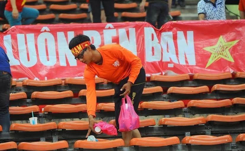 Ấn tượng với hình ảnh dọn rác của CĐV Việt Nam tại Shah Alam - 4 Một CĐV bán cờ Việt Nam trên khán đài