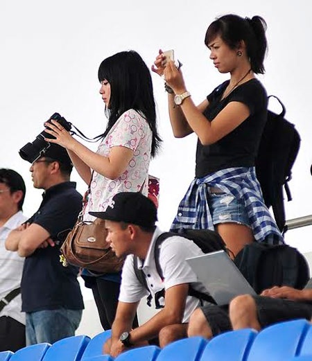 Nữ phóng viên Nhật Bản xinh đẹp hâm mộ Công Phượng - 3 Megumi luôn có mặt ở mọi vị trí trên sân...