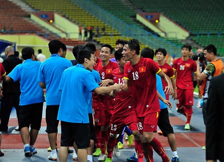Niềm hạnh phúc vô bờ bến của các tuyển thủ U23 Việt Nam - 5 Ban huấn luyện đến cầu thủ đều không kiềm chế của cảm giác vui sướng