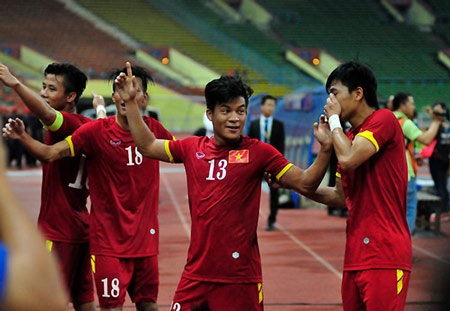 Niềm hạnh phúc vô bờ bến của các tuyển thủ U23 Việt Nam - 11 Các cầu thủ Việt Nam nán lại ở sân khá lâu