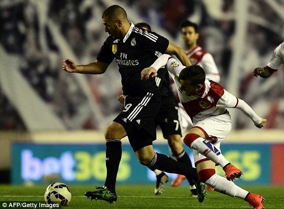 Benzema bỏ lỡ nhiều cơ hội khá đẹp trong hiệp 1