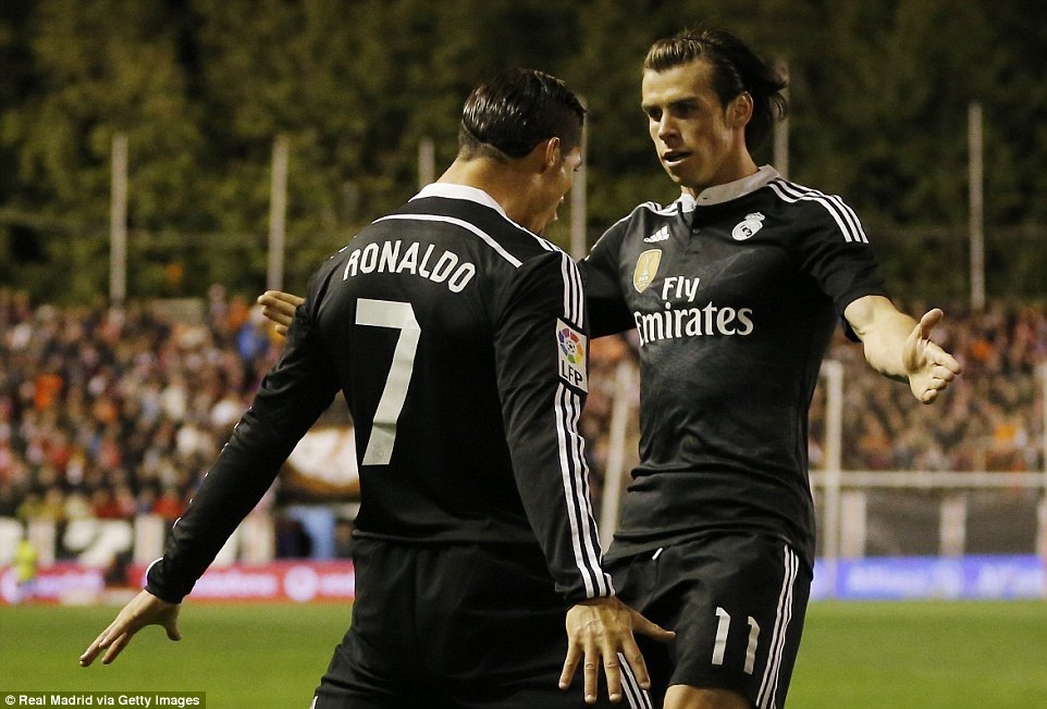 Bale chia sẻ niềm vui với C.Ronaldo