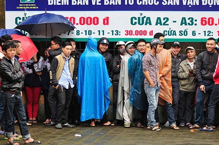 Người dân xếp hàng mua vé xem đá bóng từ trước khá đông