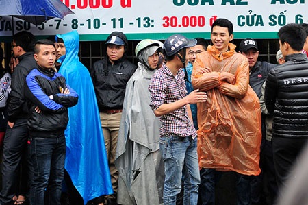 Phe vé lộng hành bên ngoài sân